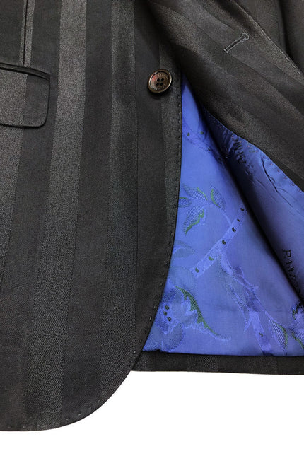 Costume trois pièces noir à rayures audacieuses et deux boutons