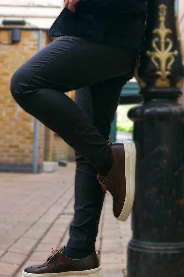 Navy stretch slim fit chino on model - Pamoni